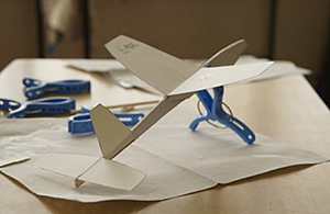 紙飛行機の製作指導01