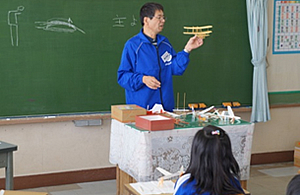 紙飛行機の製作指導02
